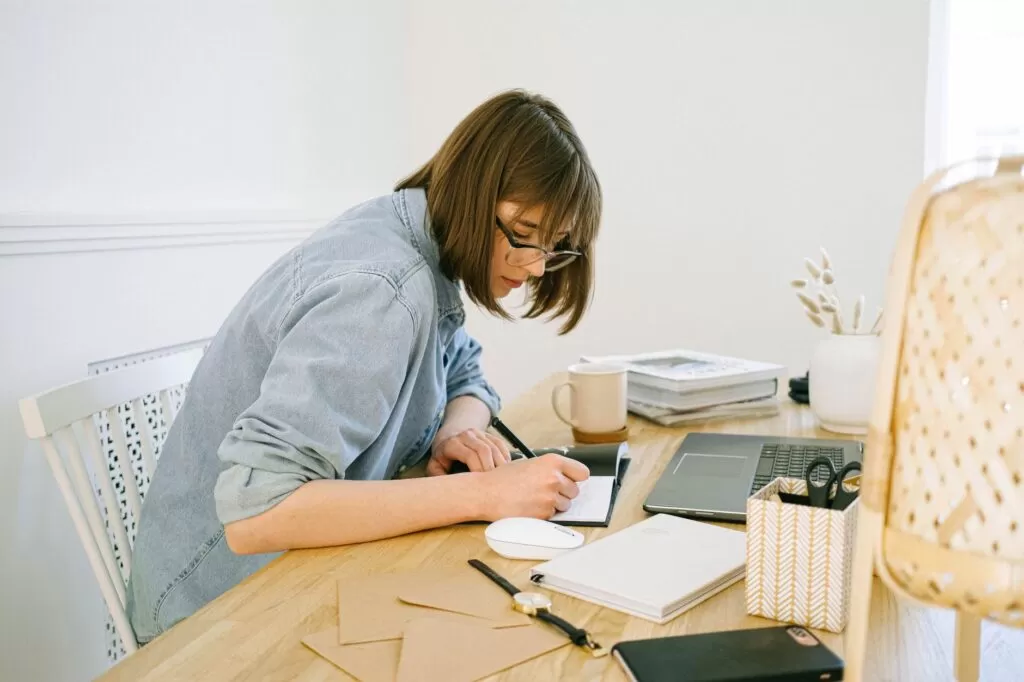 Home office e aulas online podem agravar doenças ortopédicas, afirma estudo