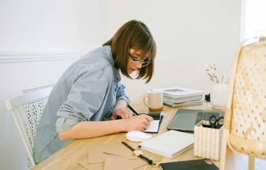 Home office e aulas online podem agravar doenças ortopédicas, afirma estudo