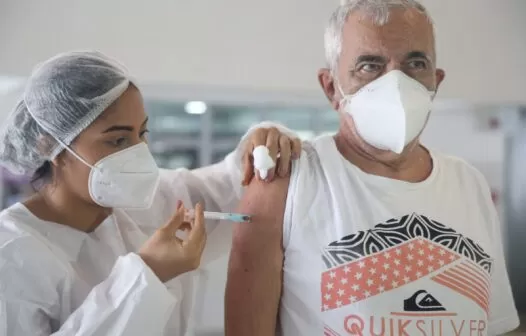 Idosos a partir de 70 anos começam a receber quarta dose contra a Covid-19 nesta segunda-feira (9)