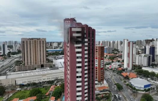 Incêndio atinge andar de prédio residencial no bairro Cocó, em Fortaleza