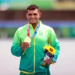 Quem é Isaquias Queiroz, porta-bandeira do Brasil na Olimpíada que superou perda de rim