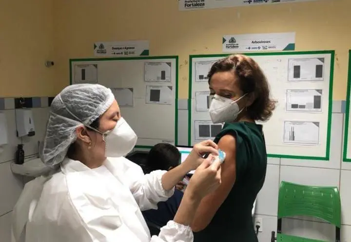 Vice-Governadora do Ceará, Izolda Cela, recebe a 1ª dose da vacina contra Covid-19