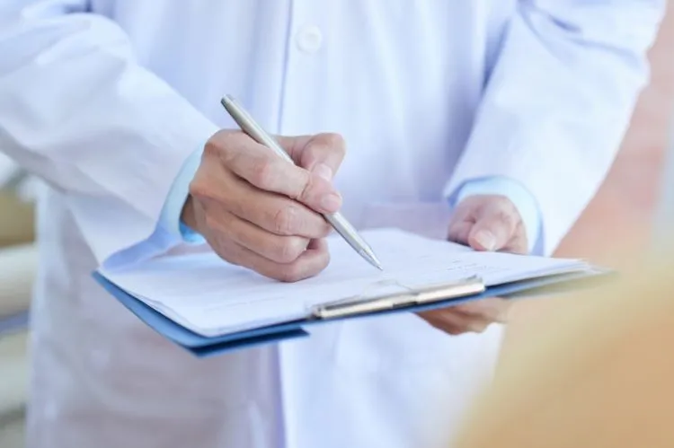 3ª fase da vacinação contra a Covid-19 exige atestado, declaração ou relatório médico; saiba como obter o documento