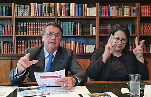 Em live, Bolsonaro critica política que atrela preço dos combustíveis ao dólar
