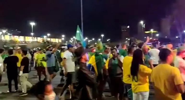 Manifestantes que apoiam Bolsonaro furam bloqueio e invadem a Esplanada dos Ministérios