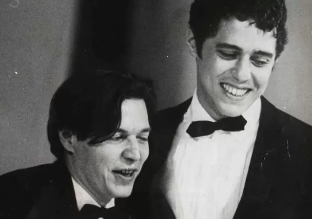 Manuscrito de Tom Jobim e Chico Buarque é arrematado em leilão por R$ 30 mil