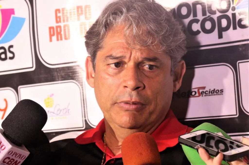 Ex-técnico do Ferroviário, Marcelo Veiga está na UTI com Covid-19