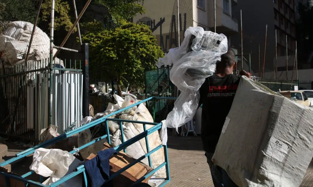 Catadores de recicláveis podem ter direito à aposentadoria especial; entenda a proposta