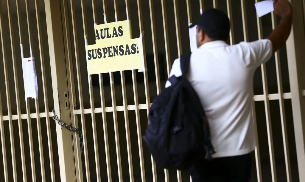 Câmara aprova texto-base de PL que torna escolas serviços essenciais