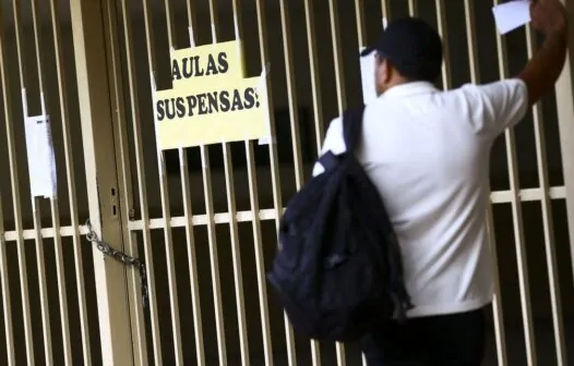 Grupo realiza manifestação pela abertura das escolas públicas e aulas presenciais no ensino médio