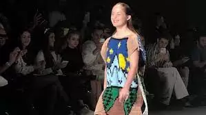 Modelo brasileira com Down desfila pela primeira vez em Milão
