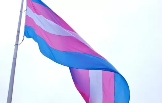 Homem tenta matar travesti e esfaqueia parentes da vítima que a defenderam