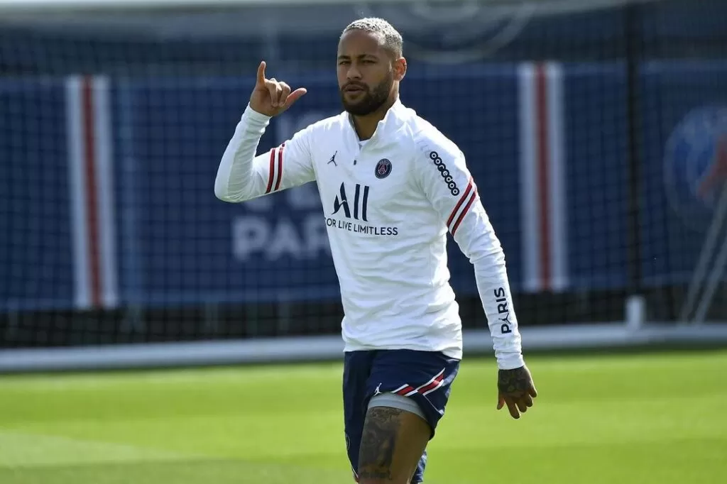 Neymar recebe extra de R$ 40 milhões do PSG para ser simpático com torcedores