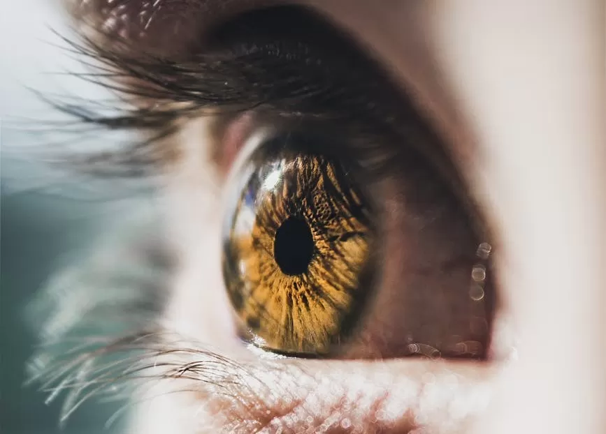 Paciente com cegueira de nascença enxerga pela 1ª vez após injeção intraocular