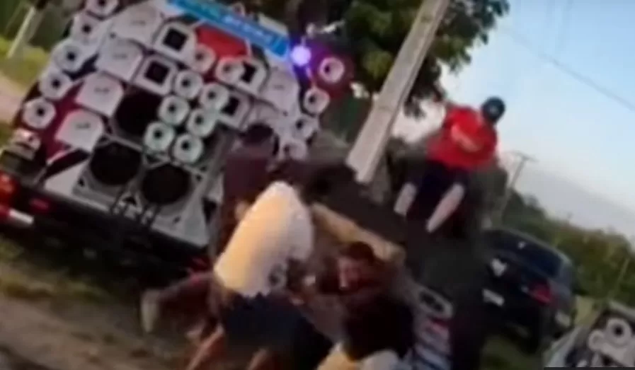 Paredão de som desaba em cima de jovem em Quixadá