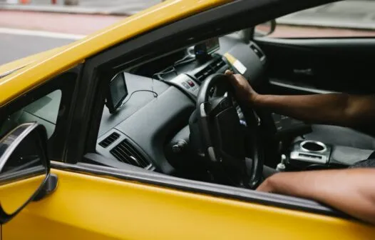 Passageiro esquece R$ 1.800 em carro e é surpreendido horas depois