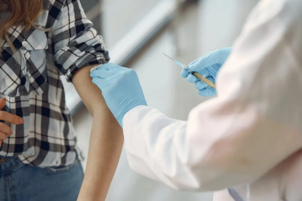 Pesquisadores iniciam testes em humanos de vacina antirrábica