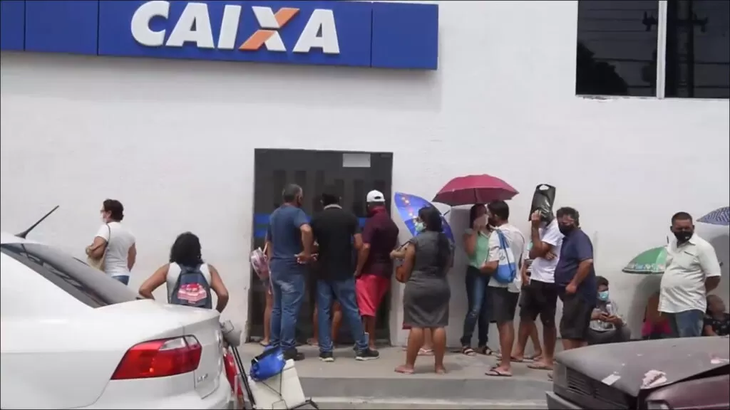Caucaia vai instalar toldos nas calçadas dos bancos para proteger usuários do sol