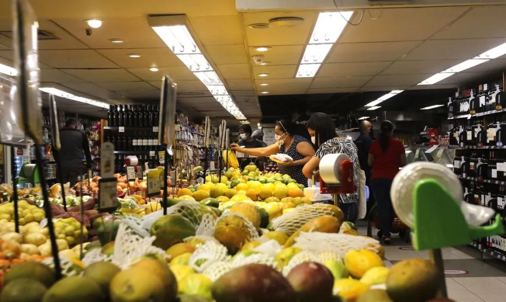 Prejuízo do comércio com feriados será menor em 2022