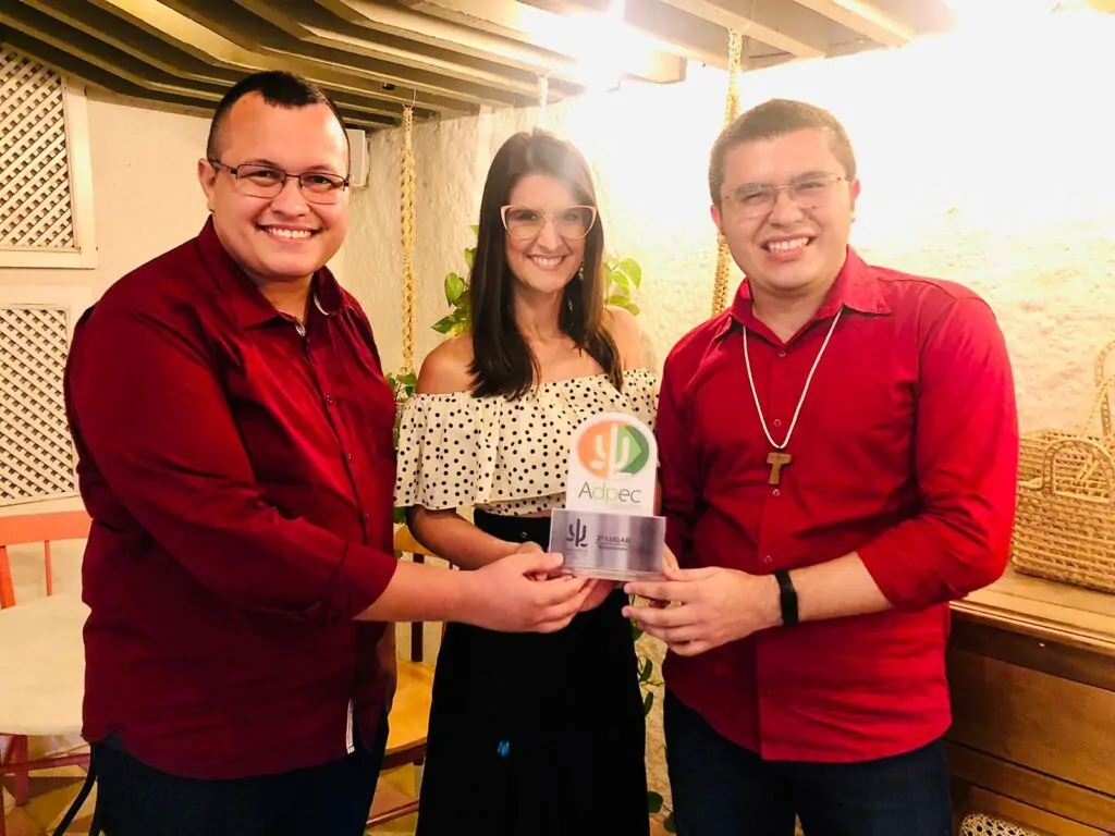 GCMAIS recebe o troféu do V Prêmio ADPEC de Jornalismo