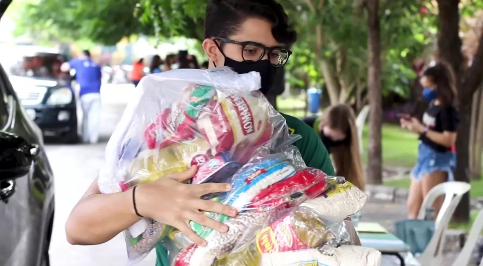 Professores, alunos e familiares do Colégio Santa Cecília arrecadam 12 toneladas de alimentos e R$ 71 mil para doações