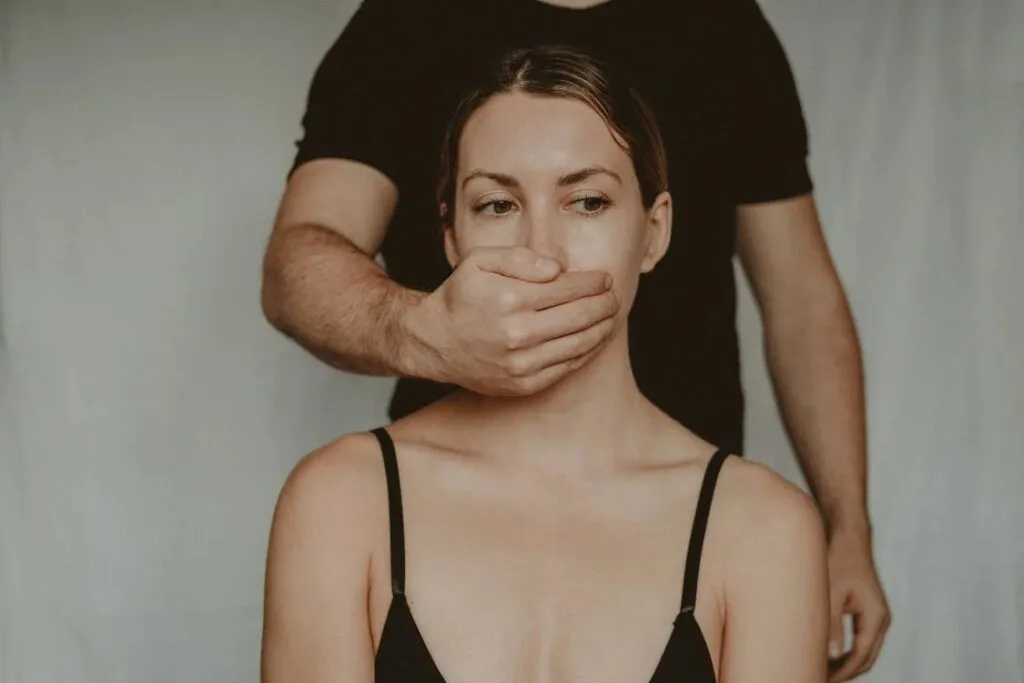 Psicólogo explica como o abuso sexual pode causar traumas
