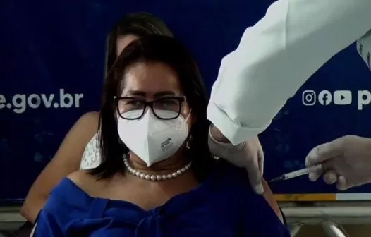Quixadá: Manuseio incorreto teria esvaziado seringa antes da aplicação em secretária de Saúde