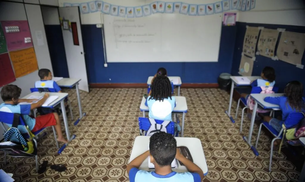 Covid-19: aulas com presença intercalada elevam risco de contágio