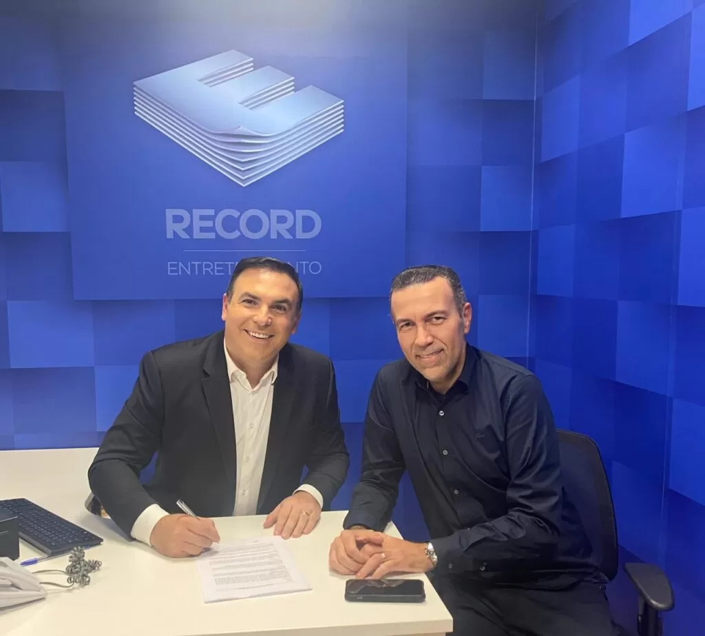 Reinaldo Gottino assina contrato com a Record Entretenimento