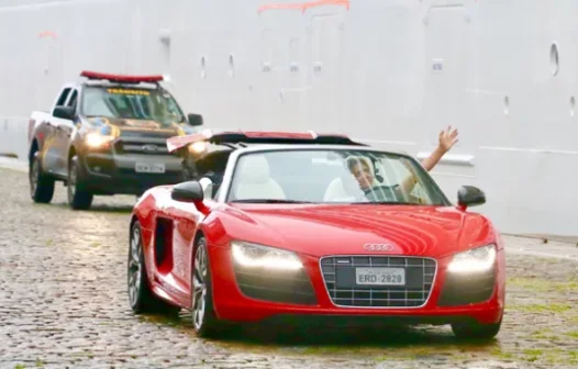 Carro de Roberto Carlos apresenta falha mecânica e cantor é socorrido por funcionário no Rio de Janeiro