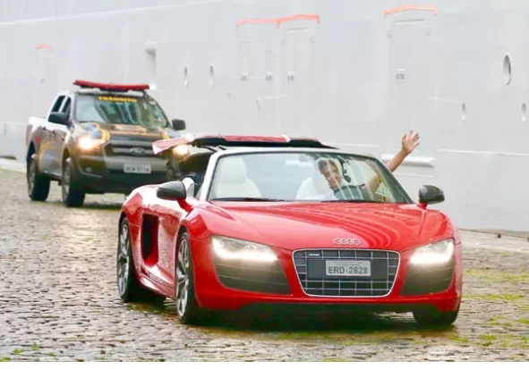 Carro de Roberto Carlos apresenta falha mecânica e cantor é socorrido por funcionário no Rio de Janeiro