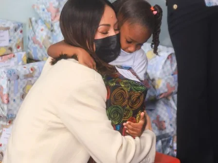 Sabrina Sato celebra Dia das Crianças com doação de presentes para ONG