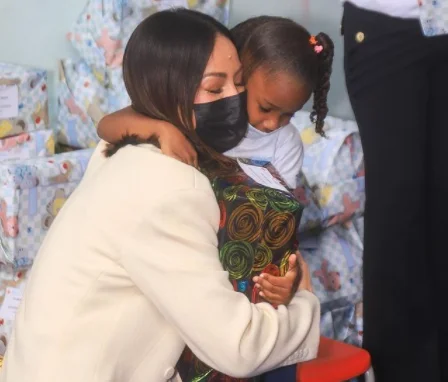 Sabrina Sato celebra Dia das Crianças com doação de presentes para ONG