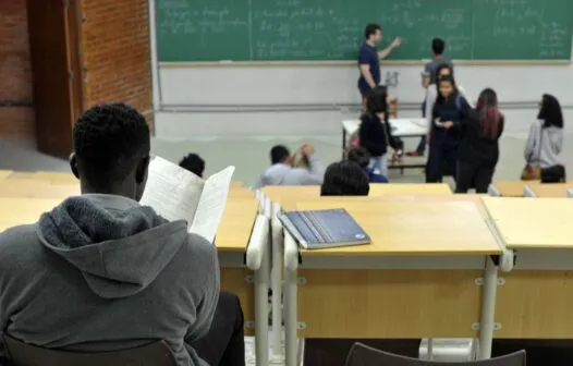 Debate aponta que Brasil precisa atrair estudantes de volta à escola