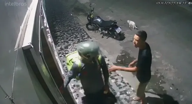 Suspeitos levam mochila de entregador por app em Fortaleza