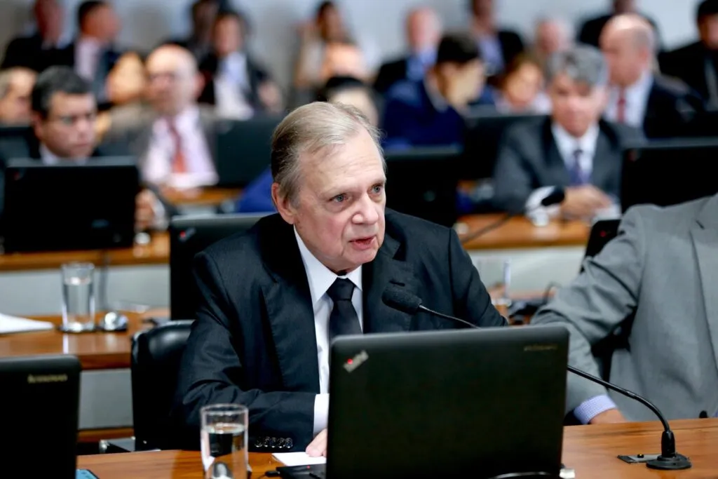 Tasso diz que atitude de Bolsonaro sobre vacina é “inaceitável”