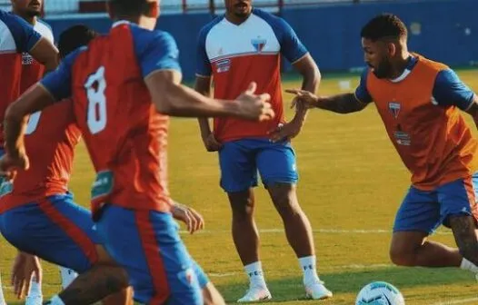 Comissão do Fortaleza discute punição contra jogador flagrado em aglomeração