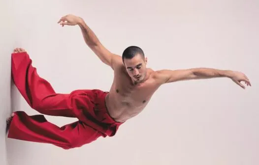 Após hiato de um ano, Tiago Iorc volta à cena e lança música sobre masculinidade