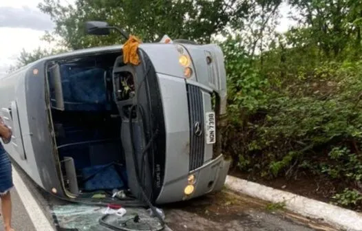 Estudantes ficam feridos após acidente com micro-ônibus na BR-020 em Parambu