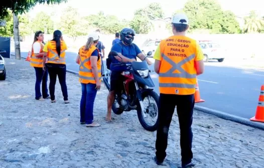 AMC distribui antenas corta-pipas para motociclistas em blitze