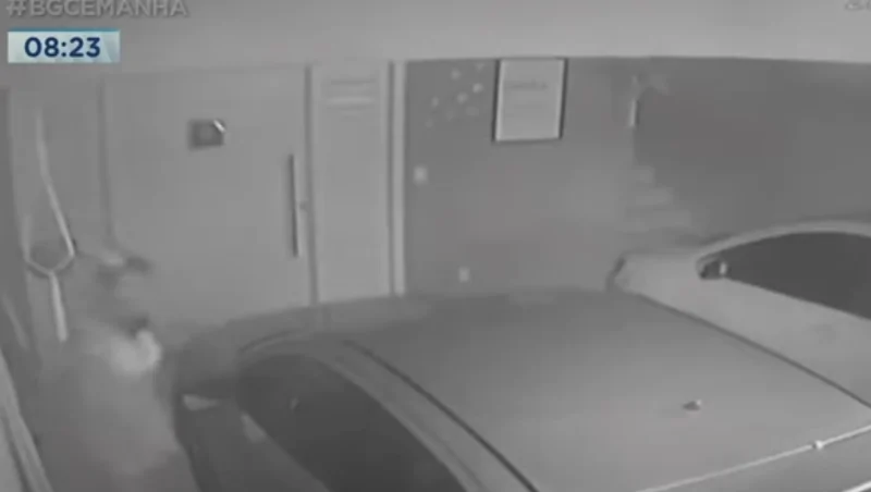 Travesti é flagrada tentando furtar objetos dentro de veículos