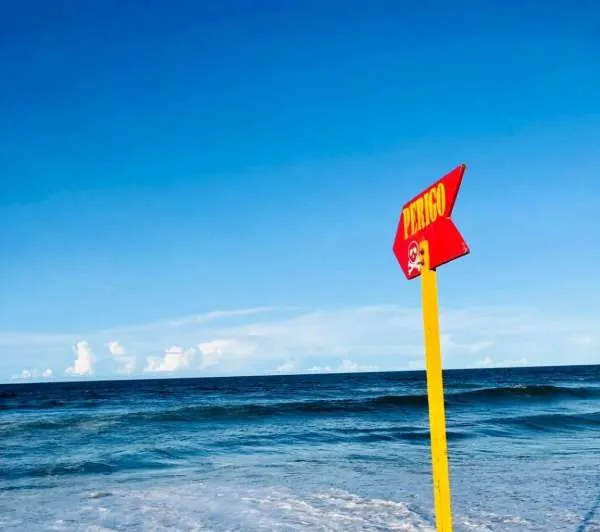 Turistas portugueses são resgatados por bombeiros na Praia do Futuro