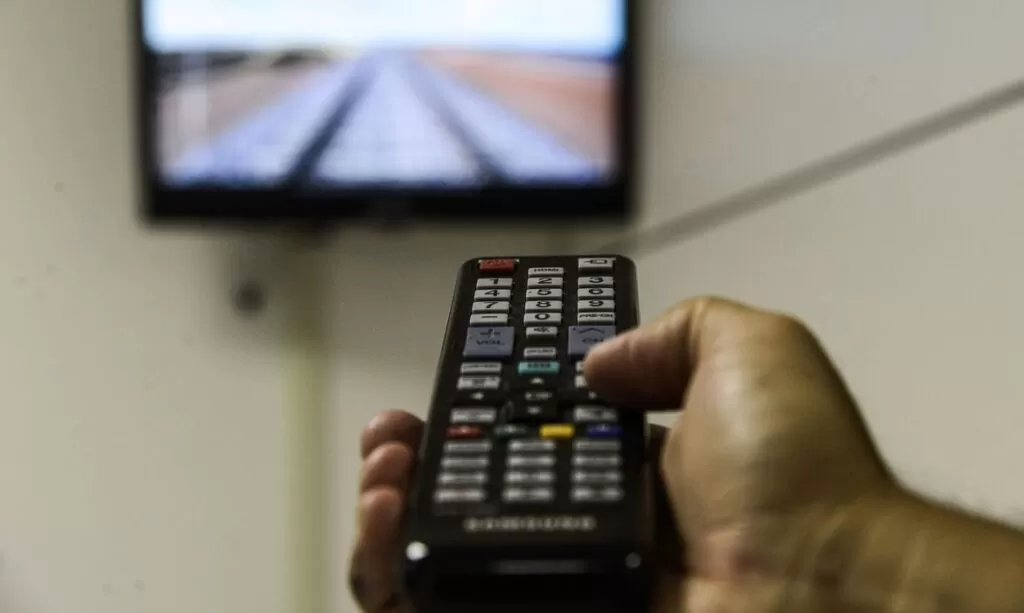 O que é a multiprogramação e como ela pode mudar o acesso à informação no Brasil?