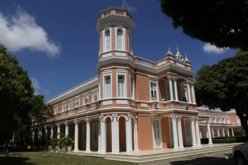 Universidades cearenses vivem indefinição sobre retorno às aulas presenciais