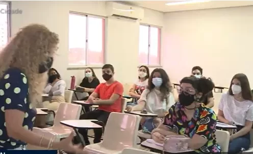 Estudantes universitários comemoram volta às salas de aula da UFC após dois anos
