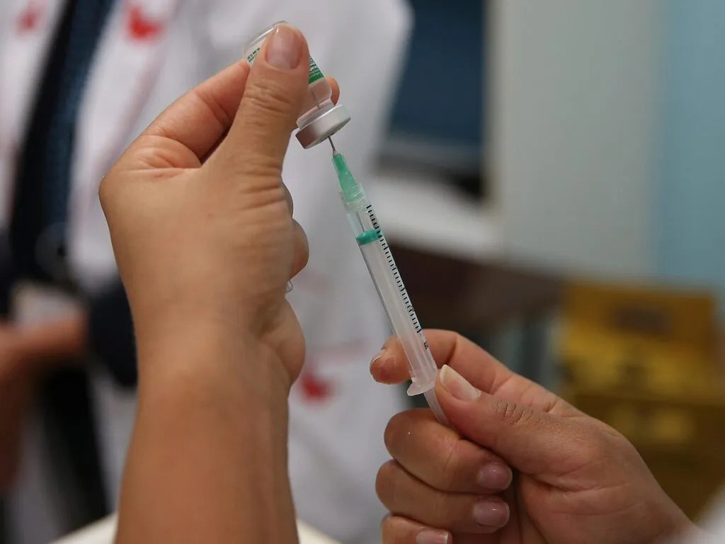 Enfermeiro nos EUA é infectado dias depois de ser vacinado