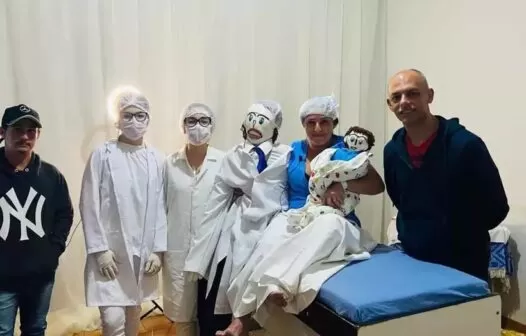 Vídeo: após se casar com boneco de pano, mulher ‘da à luz’ um bonequinho