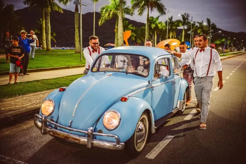 Vídeo: Fusca que levava noiva para casamento quebra e padrinhos empurram