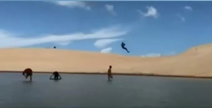 Vídeo: tirolesa se rompe e homem cai do equipamento em praia no Ceará