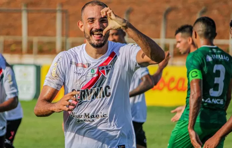 Zagueiro Vitão, do Ferroviário, é o convidado do programa Camisa 8 desta segunda-feira (2)